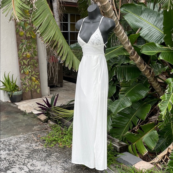 Showpo lace bought us strap back high split maxi dress - Picture 1 of 7
